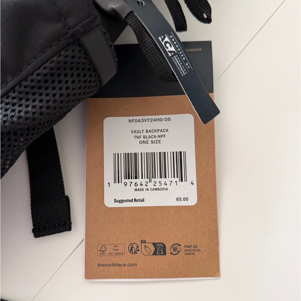Brand new The North Face Vault Black Backpack - Picture 2 of 8